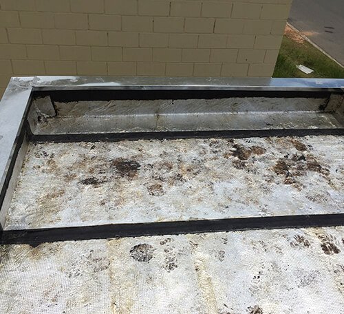 Aplicação de manta asfáltica em galpões industriais